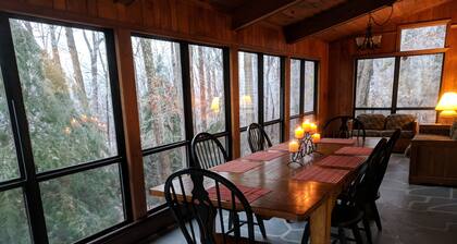 Oak Tree Cottage: Beautiful farm with mountain views.