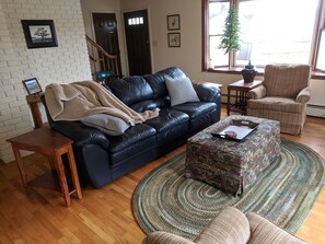 Smart-tv, dvd-spelare, böcker och ett filmbibliotek