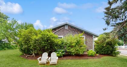 Welcoming island cottage with patio & enclosed yard - close to town & beaches