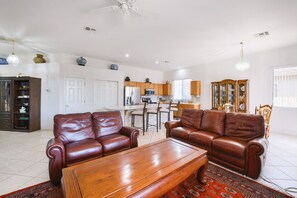 Een televisie en boeken