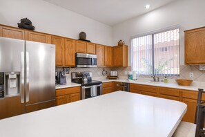 Een koelkast, een magnetron, een oven, een kookplaat