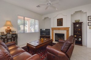 Een televisie en boeken