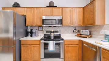 KĂŒhlschrank, Mikrowelle, Ofen, Herdplatte