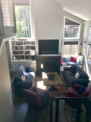 Televisor, llar de foc i estèreo 