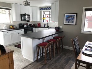 Een koelkast, een magnetron, een oven, een kookplaat