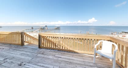 Welcoming home with WiFi, gulf views & spacious deck - steps to the beach