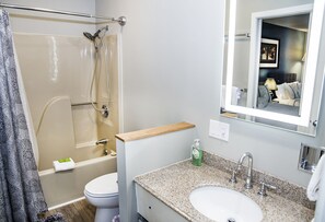 Regadera, secadora de cabello, toallas 