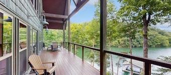 Beautiful lakefront house with full kitchen, private dock, & hot tub