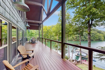 Beautiful lakefront house with full kitchen, private dock, & hot tub