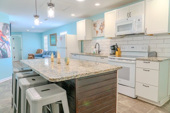 Kjøleskap, mikrobølgeovn, ovn og kokeplater