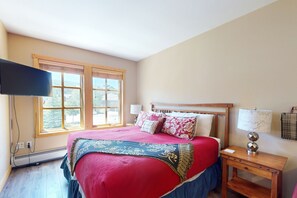 2 bedrooms, free Internet, bed sheets - Walk to slopes - Village condo with balcony, views, hot tubs, & gym (Copper Mountain)