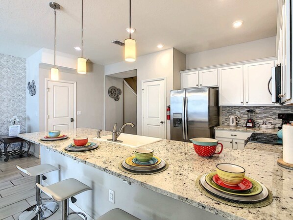 ثلاجة، ميكروويف، فرن، موقد طهي مسطح