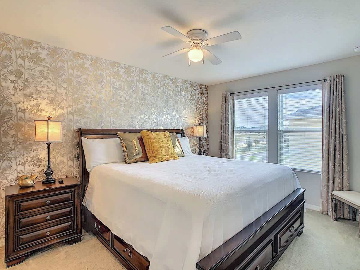 4 bedrooms, iron/ironing board, WiFi, bed sheets