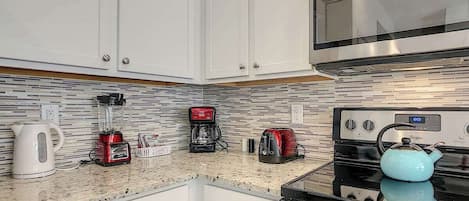 Geladeira, micro-ondas, fogão, cooktop