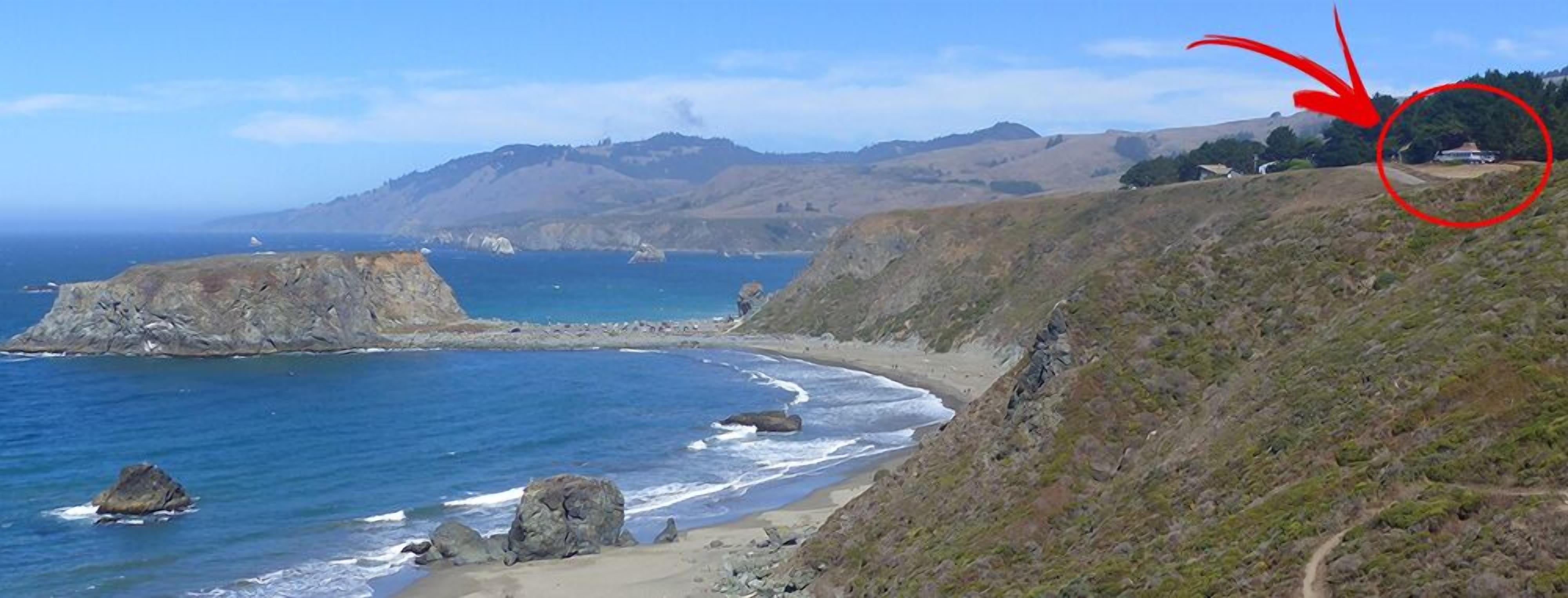 Na praia, espreguiçadeiras, toalhas de praia 