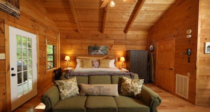 Red Door Cabin - syrjäinen pako Townsendin sydämessä