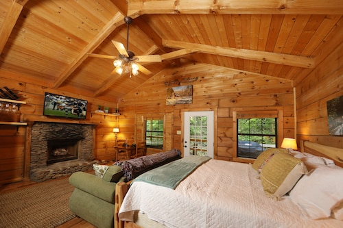 Red Door cabin- romantic getaway near Great Smoky Mountains National Park 