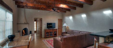 Smart TV, chimenea, reproductor de DVD, libros