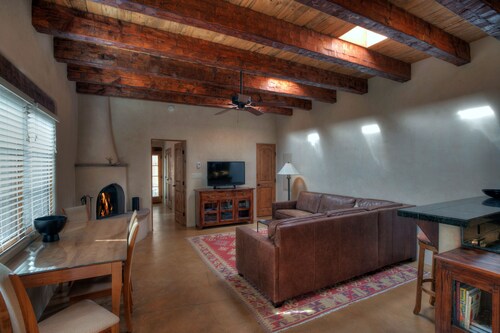 So Close! Perfect Southwest Casita 3 Blocks Plaza, 2 to O'Keeffe - Casita Ristra