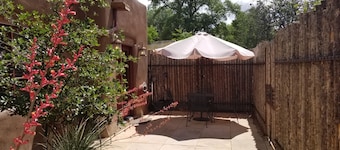 So Close! Perfect Southwest Casita 3 Blocks Plaza, 2 to O'Keeffe - Casita Ristra