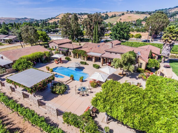 Pool - Vineyard Poolside King Studio with Private Entrance (Morgan Hill)