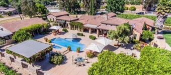 Vineyard Poolside King Studio with Private Entrance 