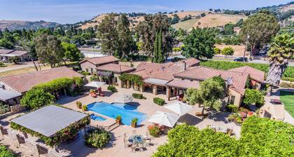 Vineyard Poolside King Studio with Private Entrance