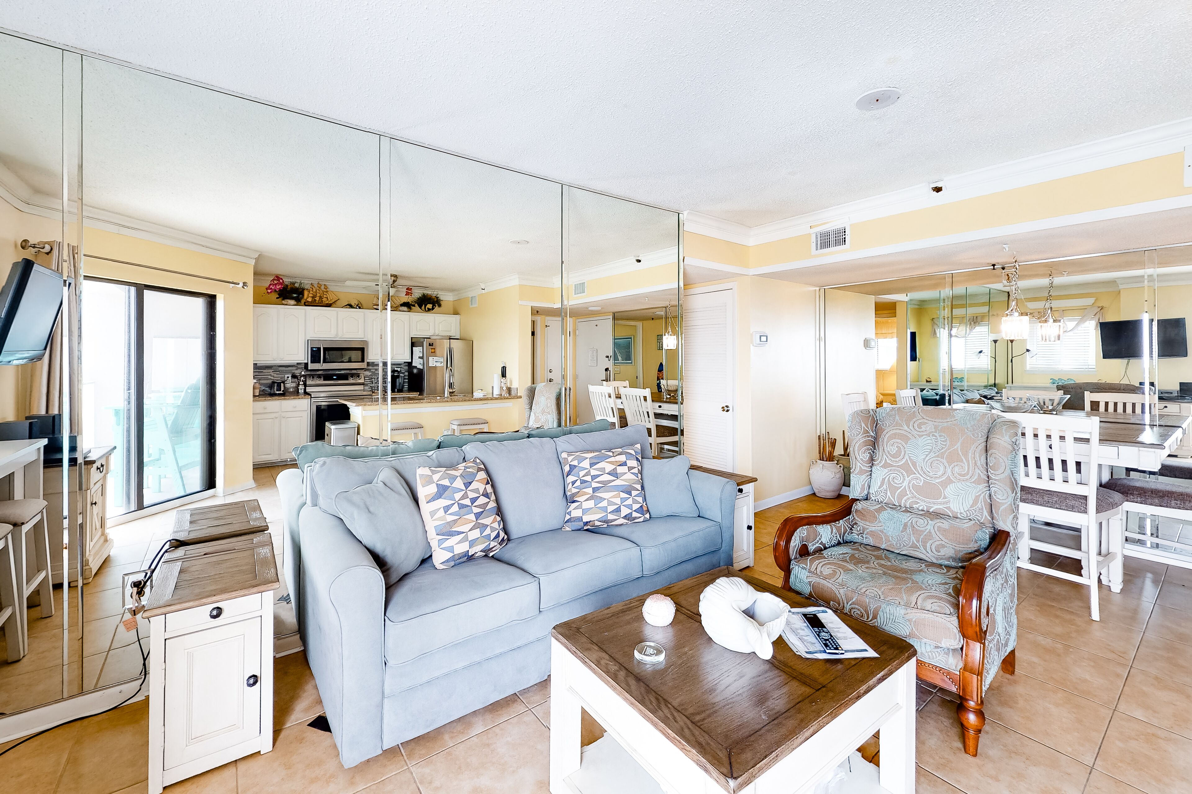 Televisión, reproductor de DVD y libros 