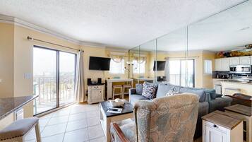 Una televisión, un reproductor de DVD, libros