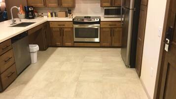 KylskÄp, mikrovÄgsugn, ugn och spishÀll