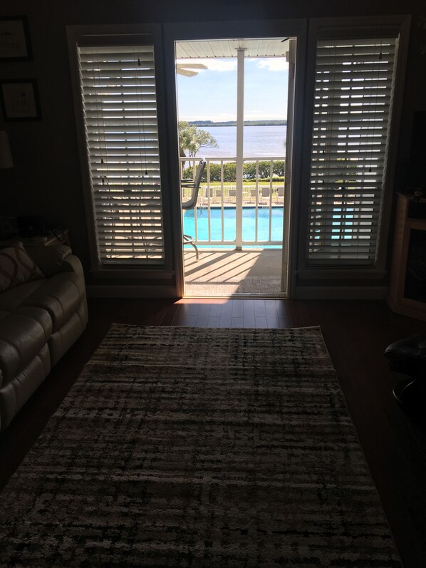 Una habitación con vista a una piscina y un patio.