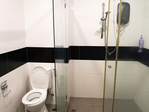 Een douche, gratis toiletartikelen, een haardroger, handdoeken