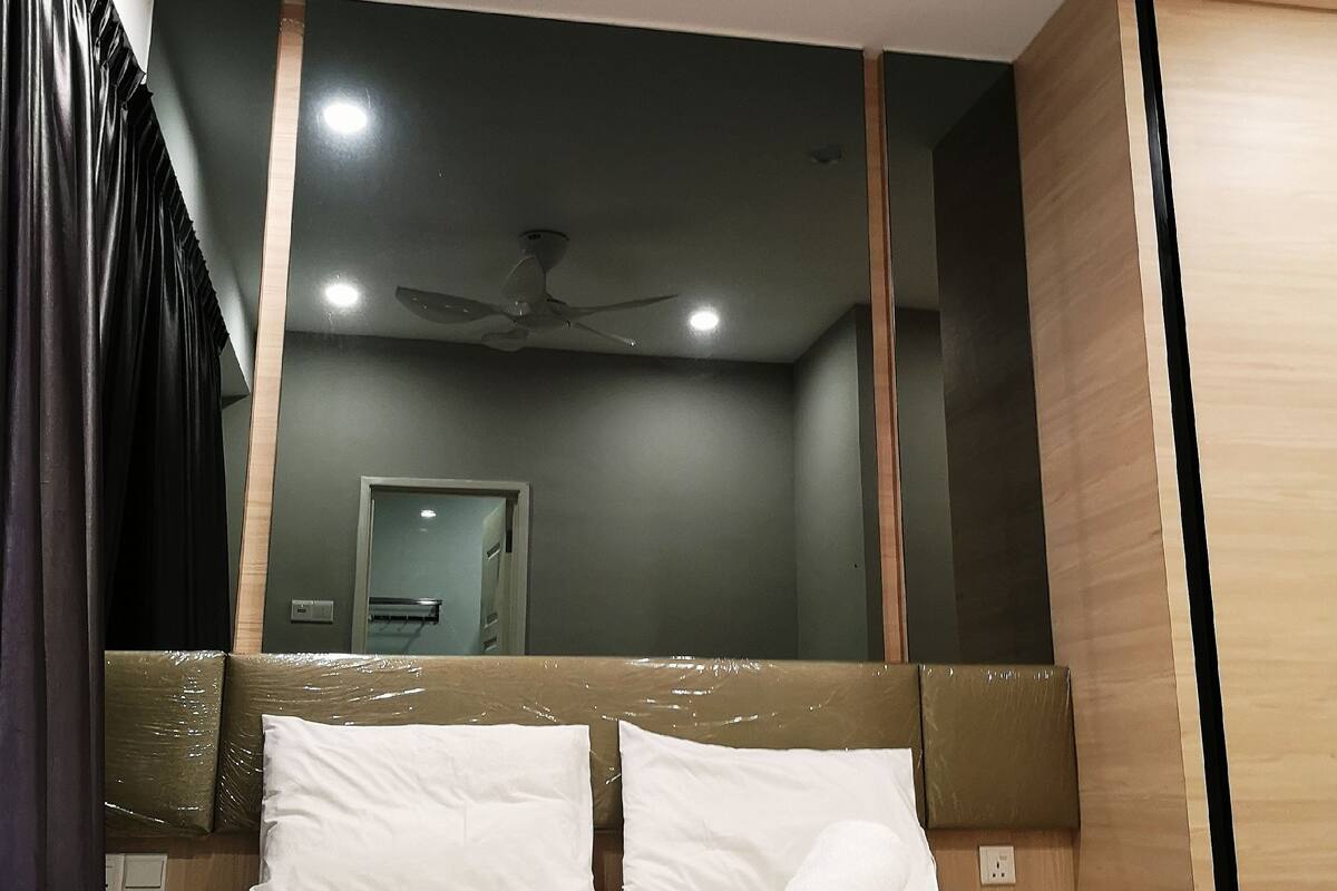 Iron/ironing board, free WiFi, bed sheets