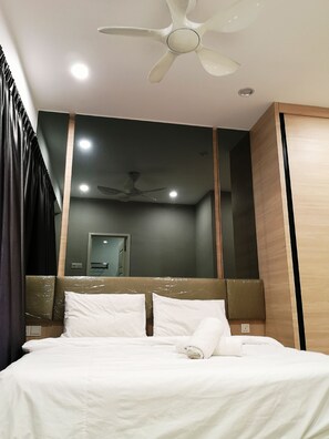 Iron/ironing board, free WiFi, bed sheets - Mansion One 2 Bedroom Apartment (George Town)