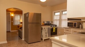 Une cuisine moderne équipée d’un réfrigérateur en acier inoxydable, d’un four à micro-ondes et d’une cuisinière.