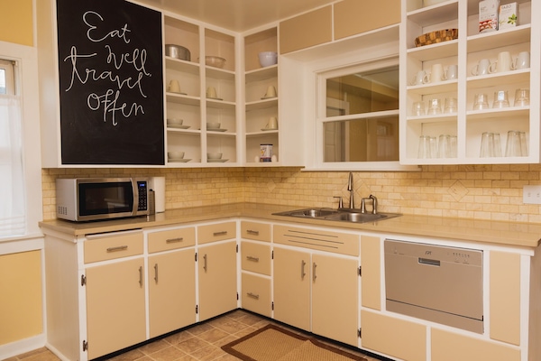 Mikrowelle, Ofen, Geschirrspüler, Wasserkocher mit Kaffee-/Teezubehör