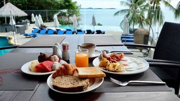 Desayuno buffet diario (THB 750 por persona)