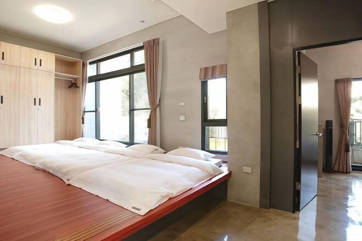 Premium bedding, down comforters, memory foam beds, desk