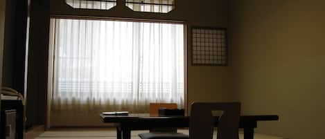 Standard Room | Minibar, in-room safe, blackout drapes