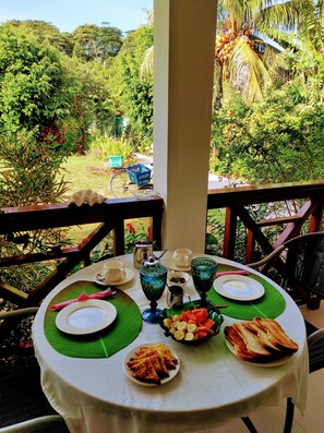 Dobbeltrom – basic, 1 queensize-seng, ikke-røyk | Oppholdsområde | En 17-tommers LED-TV med kabel-kanaler samt TV