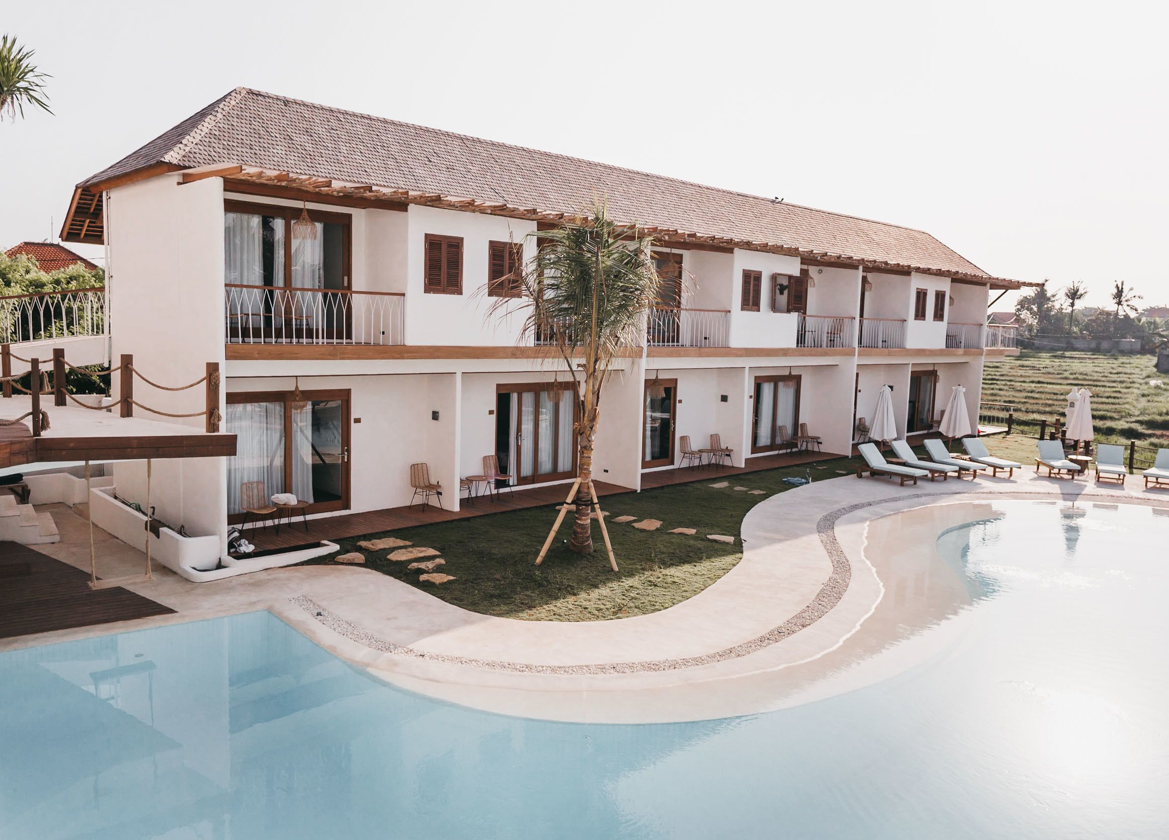 Piscine extérieure, parasols de plage, chaises longues