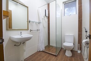 Garden View Standard Room | Bathroom - Bellevue The Penang Hill Hotel, Bukit Bendera (George Town)