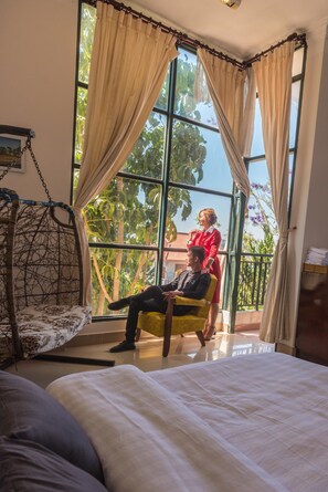 책상, 방음 설비, 다리미/다리미판, 간이 침대