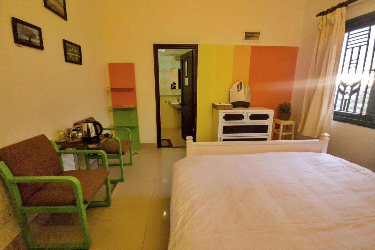 Chambre simple de base, 1 grand lit, fumeur, vue sur la vallée | Bureau, système d’insonorisation, fer et planche à repasser