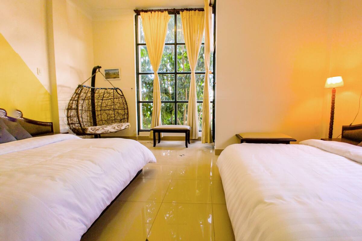 Chambre Deluxe double, 2 grands lits, fumeur, vue sur la vallée | Bureau, système d’insonorisation, fer et planche à repasser
