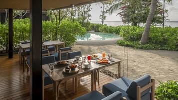 Daily cooked-to-order breakfast (THB 500 per person)