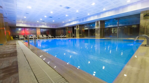 4 piscines couvertes, piscine extérieure