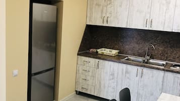 Lemari es besar, kompor, dan ketel listrik