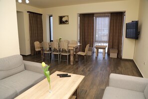 Familie cottage, 4 slaapkamers | Woonruimte | Ledtelevisie