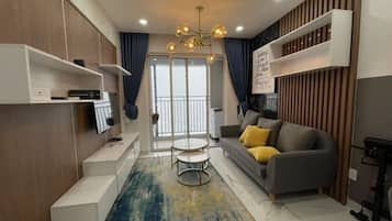 Apartment, 2 Schlafzimmer (Sunrise City) | Wohnbereich | 52-Zoll-Smart-TV mit Kabelempfang, Fernseher